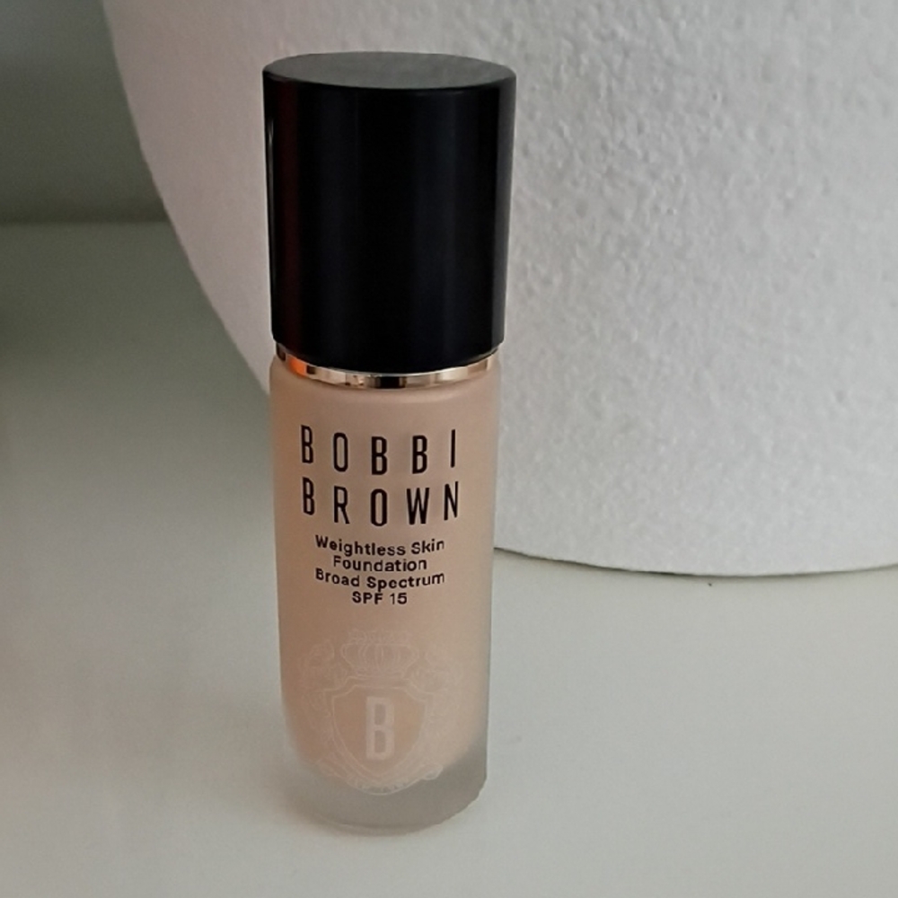 Bobbi Brown Weightless Skin Foundation SPF 15 - Beige